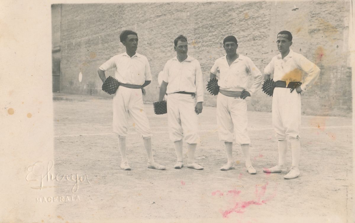 Atleti gioco della palla al bracciale, Biblioteca Comunale Mozzi Borgetti